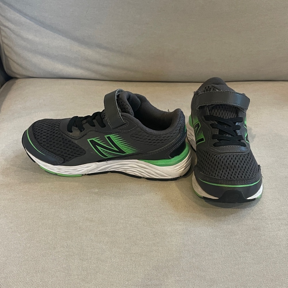New Balance Kids' Sneakers in Dark Gray and Green. Sz 1 XW